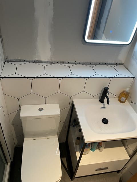 Bathroom en-suite tiling with marble effect, London